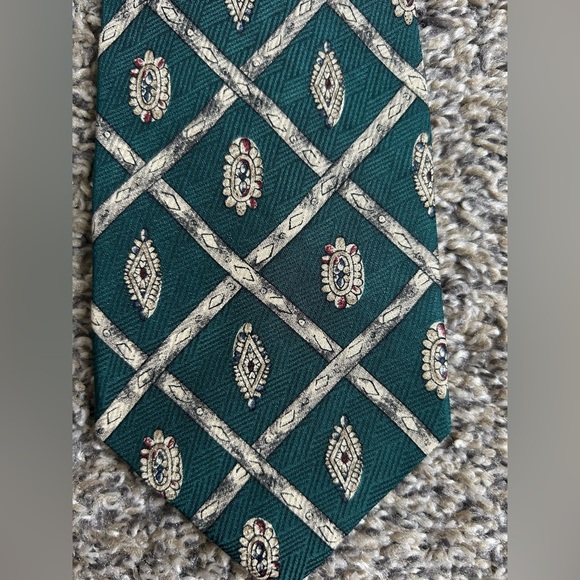 Claiborne vintage 100% Italian Silk tie - Picture 2 of 4